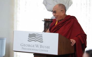 Đức Đạt Lai Lạt Ma chia sẻ với tổng thống George W Bush  và Đại học Southern Methodist 